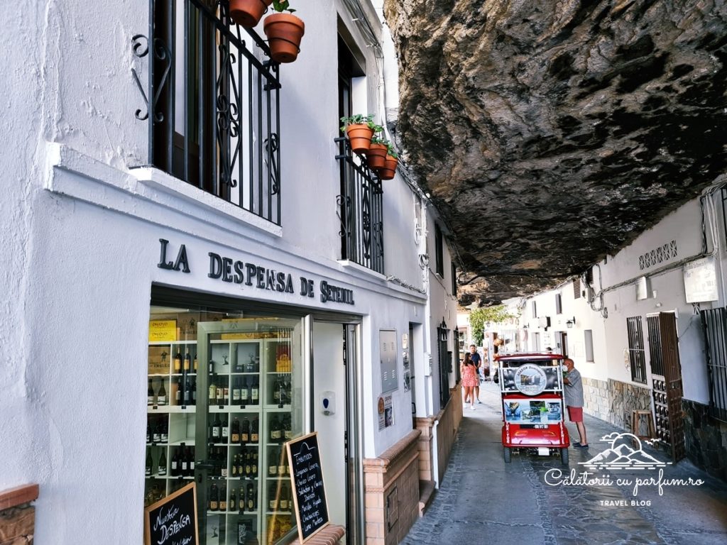 Setenil de las Bodegas pueblos blancos sate albe Spania Andaluzia