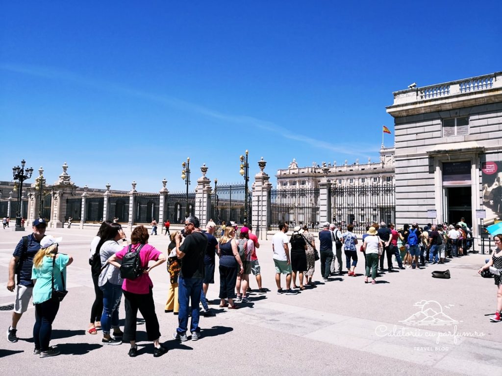 turisti intrare Palatul Regal Madrid